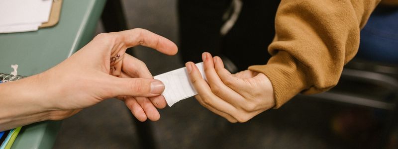 バレそうでバレない不倫関係。オフィスや人目のある場所で、こっそりとメモを交わしながら刺激を求め合うスリリングなカップル