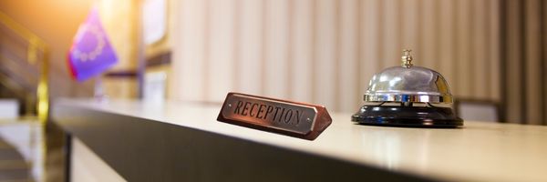 受付カウンター。実店舗型の結婚相談所をイメージさせる場面