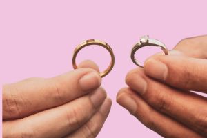 2つの指輪を合わせている様子が描かれた、婚活や結婚を連想させるイメージ