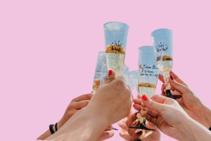 婚活パーティーで複数の人がグラスを掲げて乾杯しているシーン