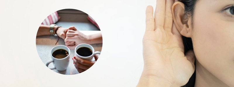 耳を傾ける女性と、コーヒーを前に手を取り合う手元が映された、話を聞くことを表現する画像