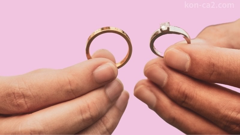 指輪２つを合わせており、結婚相談所を連想させる構図