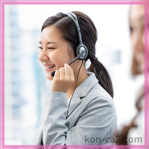 笑顔で電話をしている従業員。結婚の相談や婚活サポートを行う様子で、結婚相談所を連想させるシーン