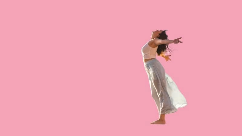 開放的に手を広げる女性の姿。過去のトラウマを乗り越え、婚活に対して前向きな気持ちで自由を感じているようなイメージ