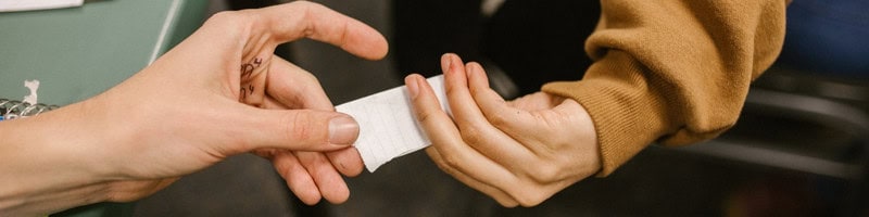 バレそうでバレない不倫関係。オフィスや人目のある場所で、こっそりとメモを交わしながら刺激を求め合うスリリングなカップル