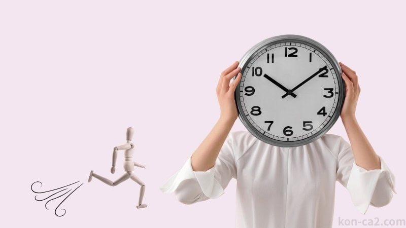 時計を顔に当てた女性と、時間に向かって急ぐ人形。遅刻や時間のプレッシャーを連想させるユニークな構図