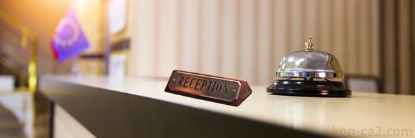 受付カウンター。実店舗型の結婚相談所をイメージさせる場面
