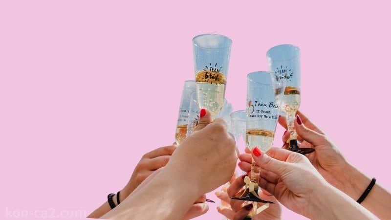 婚活パーティー併用を連想させるアイキャッチ画像。複数の人がグラスを掲げて乾杯しているシーン