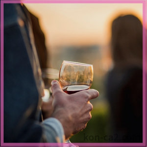 グラスを手にした手元。背景には人々がぼんやりと写り、婚活パーティーの雰囲気が伝わるシーン