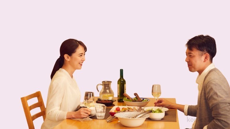 グルメデートを楽しんでいるカップルの風景。婚活初デートでグルメデートをつかいたいと思わせる構図