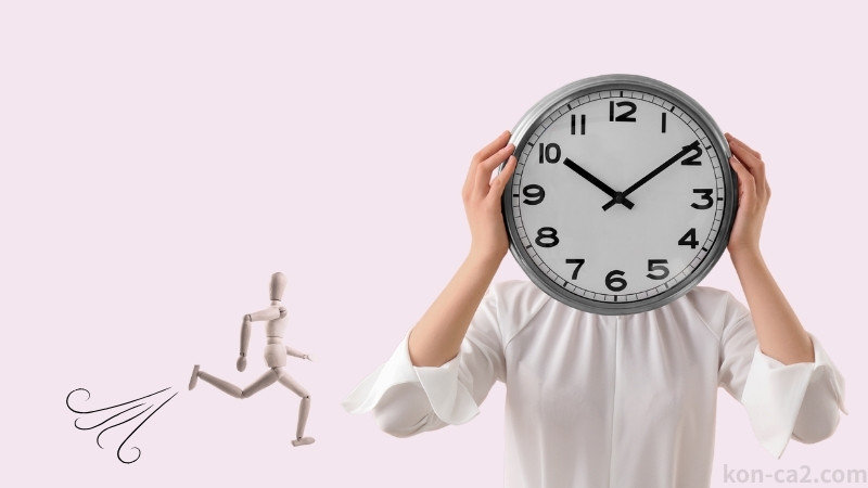 時計を顔に当てた女性と、時間に向かって急ぐ人形。デートでの遅刻や時間のプレッシャーを連想させるユニークな構図